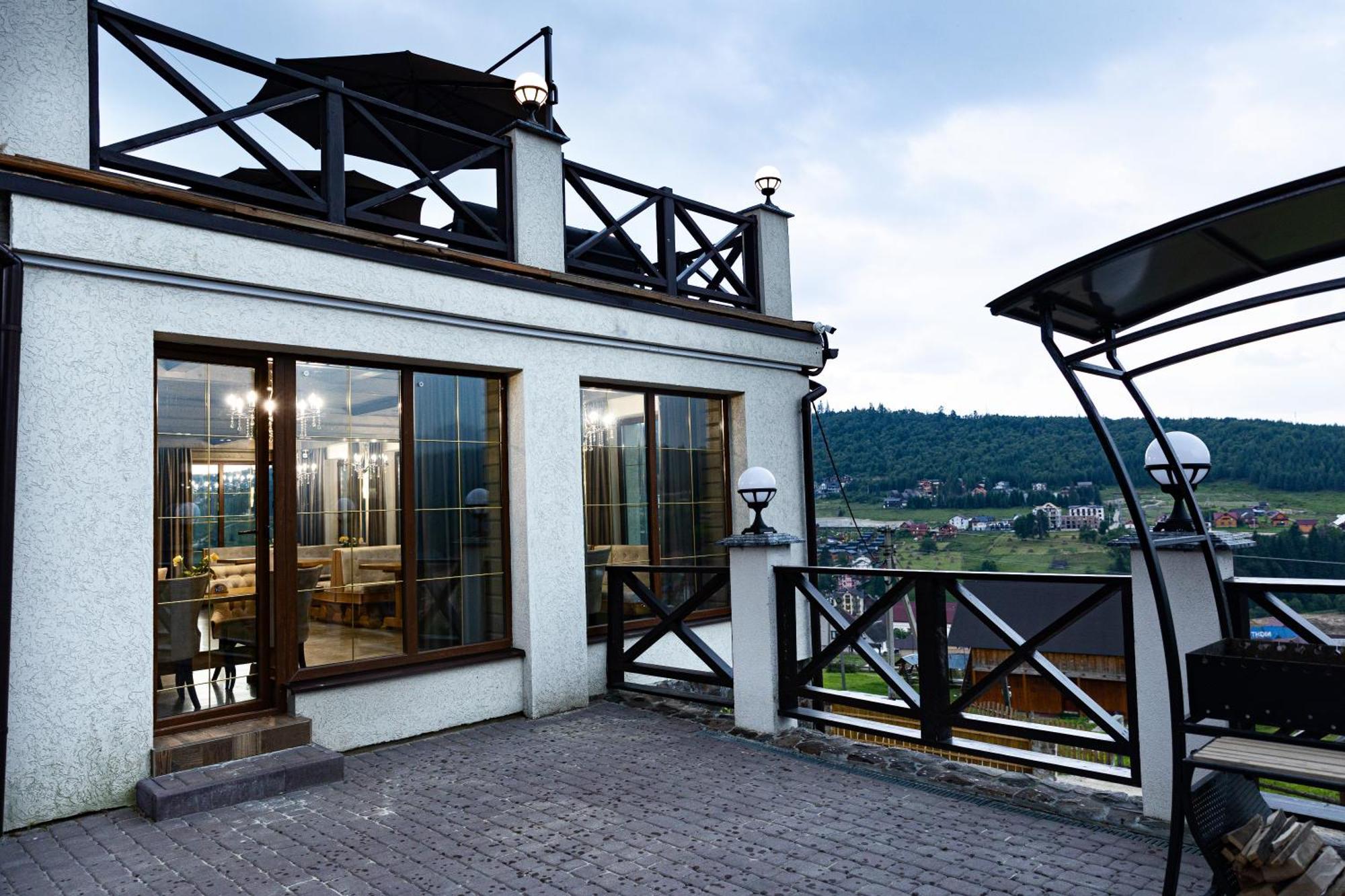 Svoi Hotel Palyanytsya Exterior photo
